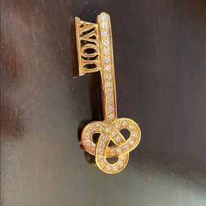 Avon broch  or pin🔑💖